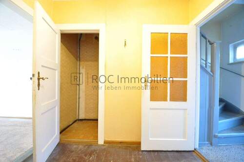 Flur mit Kellerzugang - 4 Zimmer Doppelhaushälfte in Berlin