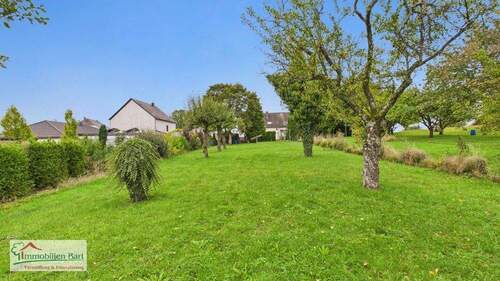 Garten - ZWEIFAMILIENHAUS MIT GARAGEN UND GARTEN BEI ORSCHOLZ