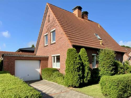 Garage / Nord-Ost Ansicht - 5 Zimmer Einfamilienhaus in Jever