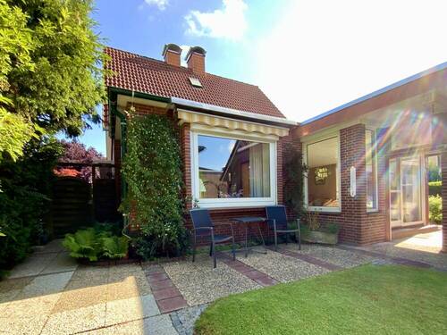 Terrasse und Durchgang zum Wintergarten und Nebengebäude - 