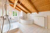 Hell gefliestes Badezimmer mit Tageslicht - 3 Zimmer Etagenwohnung in Bad Aibling