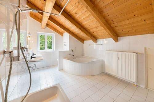 Hell gefliestes Badezimmer mit Tageslicht - 3 Zimmer Etagenwohnung in Bad Aibling