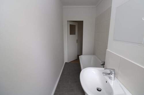 Bad mit Wanne - 3 Zimmer Etagenwohnung zur Miete in Freiberg