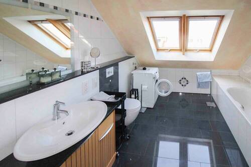 Bad mit Wanne und Dusche - 