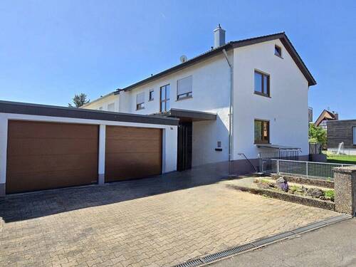 Hausansicht mit Garage - 7 Zimmer Einfamilienhaus zum Kaufen in Nehren