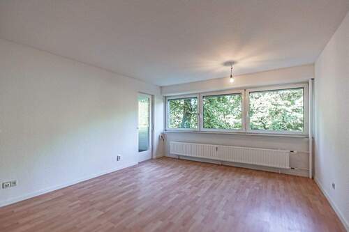 Wohnzimmer mit Balkon - 2-Zimmerwohnung mit Balkon in Kehl