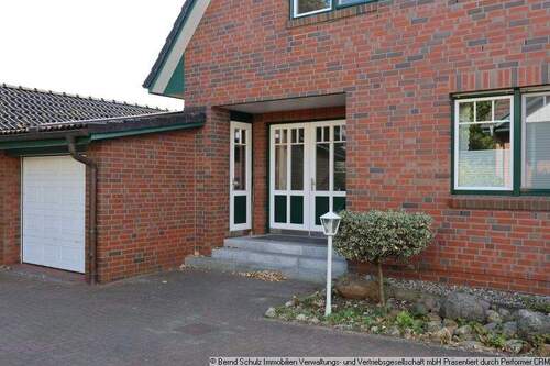 02 Eingang - 4 Zimmer Etagenwohnung zur Miete in Pinneberg