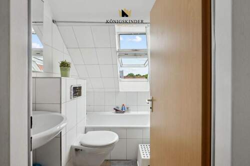 Tageslichtbad mit Wanne - 2 Zimmer Etagenwohnung in Stuttgart