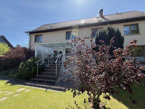 Blick auf das Haus vom Garten - 8 Zimmer Mehrfamilienhaus, Wohnhaus zum Kaufen in Serba