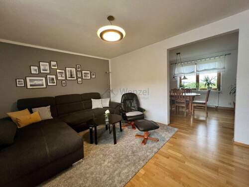 Wohnbereich mit Blick zum Esszimmer - 