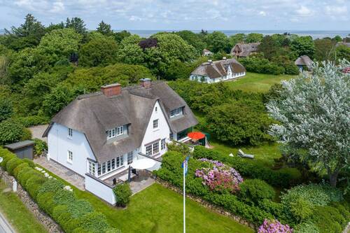 Bild 1 - Charmantes reetgedecktes Mittelhausteil unweit der Braderuper Heide