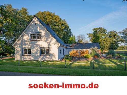 1. Hauptbild - Einfamilienhaus mit Nebengebäuden in traumhaft schöner Alleinlage! **MA2503**
