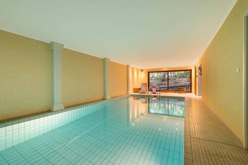 Pool - Einfamilienhaus mit 380,80 m&sup2; in Stelle zum Kaufen