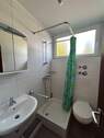 Kleines Badezimmer mit Dusche - Etagenwohnung mit 28,30 m² in Oldenburg zur Miete