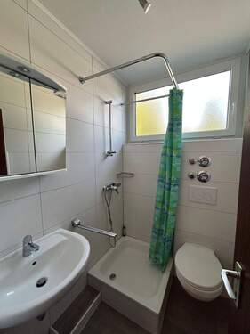 Kleines Badezimmer mit Dusche - Etagenwohnung mit 28,30 m² in Oldenburg zur Miete