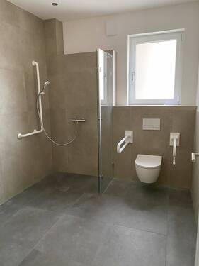 WC und Dusche.jpg - Etagenwohnung mit 62,80 m² in Absberg zur Miete