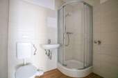 Bad - 3-Raumwohnung mit Dusche und Balkon