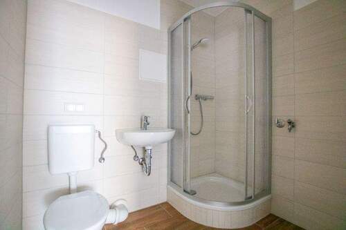 Bad - 3-Raumwohnung mit Dusche und Balkon