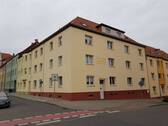 vordere Hausansicht - gemütliche 4-Zi-Wohnung in Stadtlage Merseburgs zu vermieten