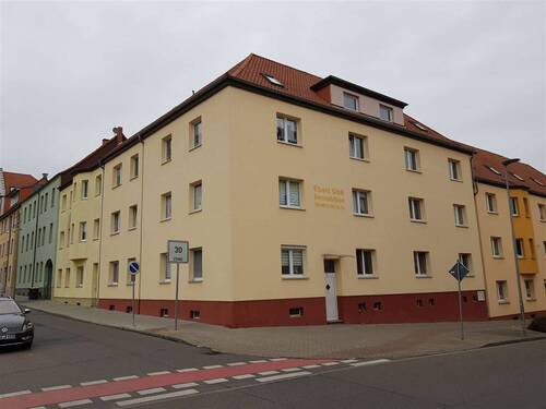 vordere Hausansicht - gemütliche 4-Zi-Wohnung in Stadtlage Merseburgs zu vermieten