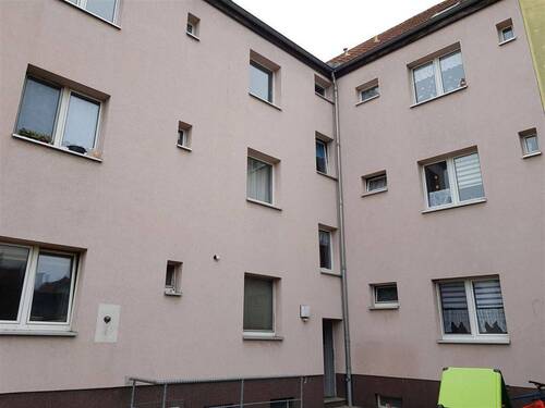 hintere Hausansicht - 4 Zimmer Etagenwohnung zur Miete in Merseburg