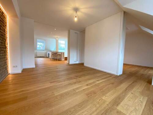 Sehr schöne Räumlichkeiten - 107 m² modern sanierter Altbau plus Spitzboden!