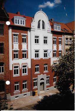 Gebäude-Ansicht Vorderseite Straße.jpg - Schicke 3 Raum Wohnung im gepflegten Mehrfamilienhaus