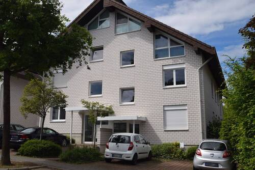 Hausansicht - Gepflegte Hochparterre-Wohnung in LangenSteinberg