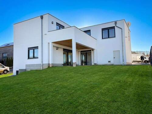 Hinteransicht - Einfamilienhaus mit 283,00 m&sup2; in Habichtswald zur Miete