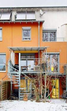 Rückansicht - ~~ GEPFLEGTES, VERMIETETES REIHENMITTELHAUS MIT GARAGE, TERRASSE, 3 BALKONE UND GARTEN ~~