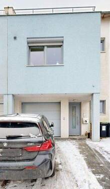 Hauseingang mit Garage - 