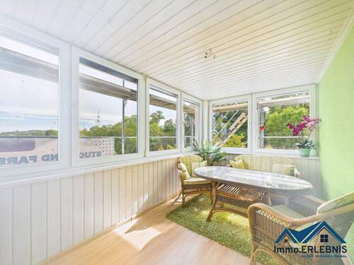 Verglaster Balkon - Oben ist es am SCHÖNSTEN! Top-gepflegte 2,5 Zi.-Whg. mit verglastem Balkon, Stellplatz und Aussicht!