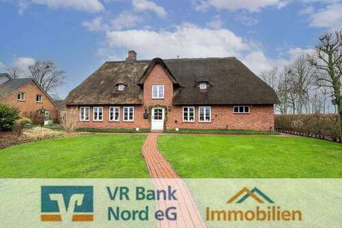 . - Friesenhaus unter Reet mit Carport und tollem Freizeitgrundstück in Ortsrandlage