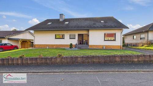 Frontansicht - AUF INS FAMILIENGLÜCK! GROßER, VOLL UNTERKELLERTER BUNGALOW IN TOP-LAGE!