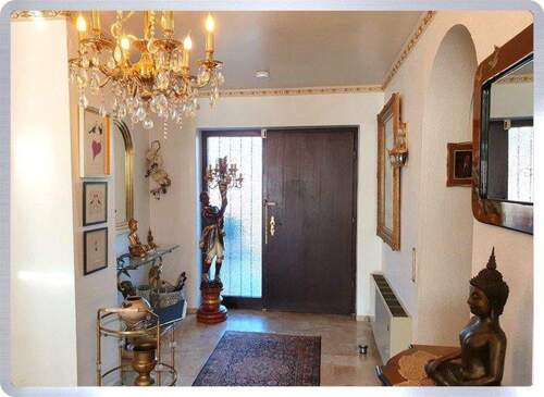 Eingang - 8 Zimmer Einfamilienhaus zum Kaufen in Rodgau