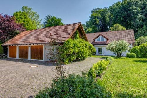 Einfahrt mit Garagenhäuschen - 5 Zimmer Einfamilienhaus zum Kaufen in Maising