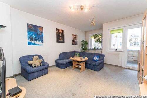 Wohnzimmer mit Balkonzugang - 2 Zimmer Etagenwohnung zum Kaufen in Berlin