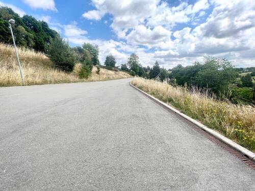 Bestand vor Ort - *Baugrundstück mit Grünfläche im Herzen von 07646 Eineborn