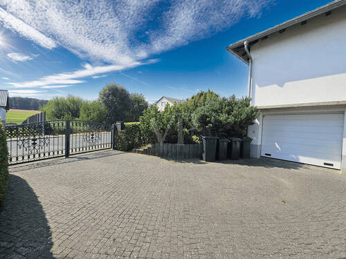 Große Einfahrt mit Garage - 