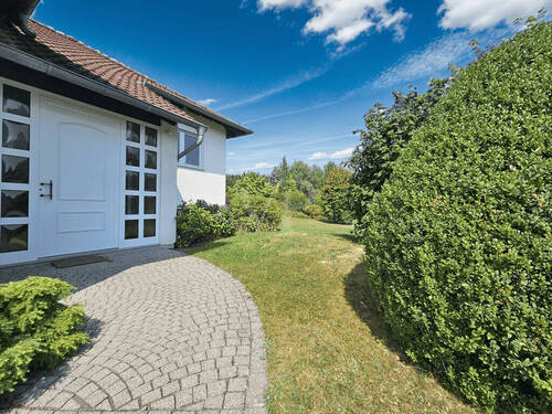 Gepflegte Außenanlage - 5 Zimmer Einfamilienhaus in Usingen