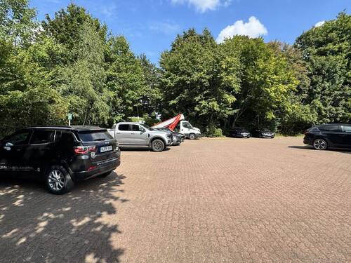 Parkplatz vor dem Firmangebäude - 