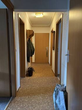 Flur Richtung Wohnungstür.jpg - Etagenwohnung in Potsdam zum Kaufen