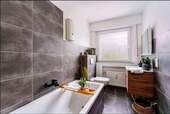 Bad mit Badewanne - 2 Zimmer Etagenwohnung zum Kaufen in Frankfurt am Main