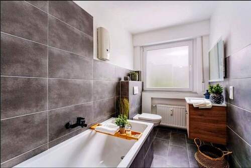 Bad mit Badewanne - 2 Zimmer Etagenwohnung zum Kaufen in Frankfurt am Main
