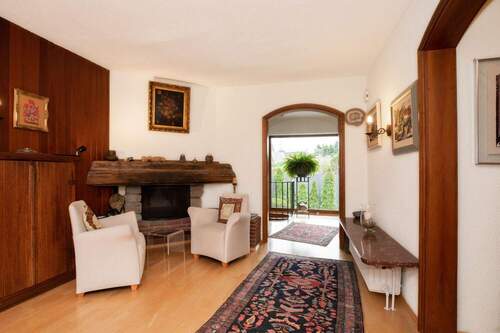 Diele mit Kamin - 7 Zimmer Einfamilienhaus zum Kaufen in Heusenstamm