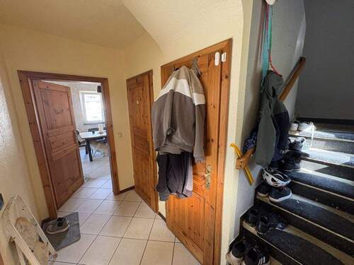 Flur und Treppenaufgang Erdgeschoss - 