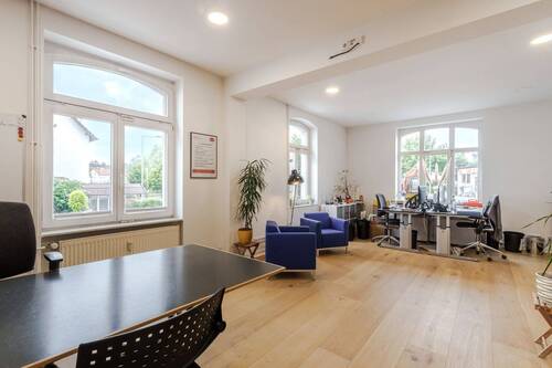 Teilbares Büro im EG - 7 Zimmer Mehrfamilienhaus, Wohnhaus zum Kaufen in Usingen