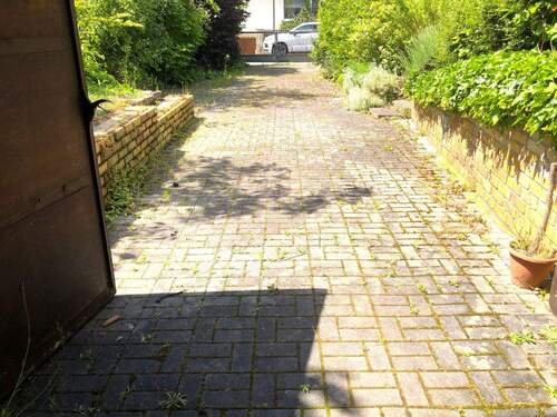 Hofeinfahrt 2 mit Garage - 