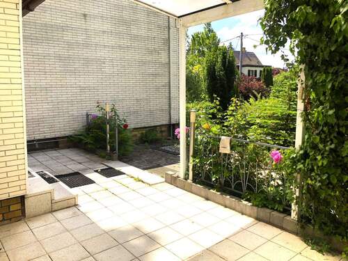 Terrasse und Eingangsbereich - 