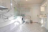 Badezimmer mit Badewanne EG - 